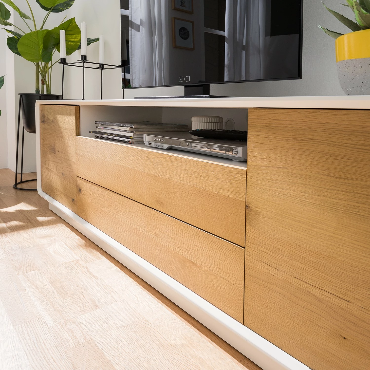 Mørteens TV-Lowboard Boge II - Asteiche / Matt Weiß 9 Mørteens TV-Lowboard Boge II - Asteiche / Matt Weiß – Bild 7