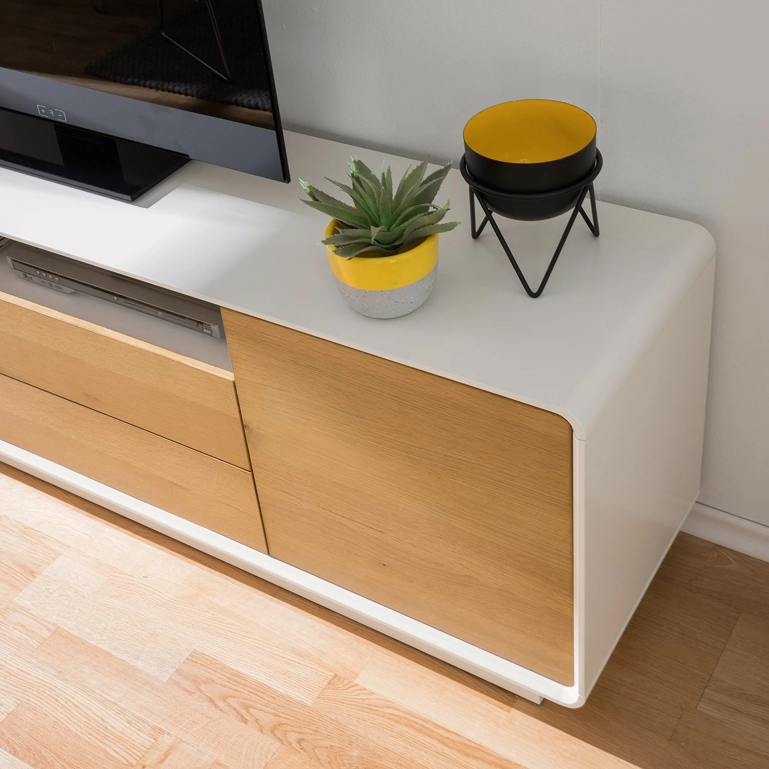 Mørteens TV-Lowboard Boge II - Asteiche / Matt Weiß 11 Mørteens TV-Lowboard Boge II - Asteiche / Matt Weiß – Bild 9