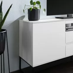 Fredriks TV-Lowboard Zaddy I - Weiß / Schwarz 28 Fredriks TV-Lowboard Zaddy I - Weiß / Schwarz -Kommoden Verkäufe 2023 1000134688 190723 16140700005 MOOD DETAILS P000000001000134688 mood