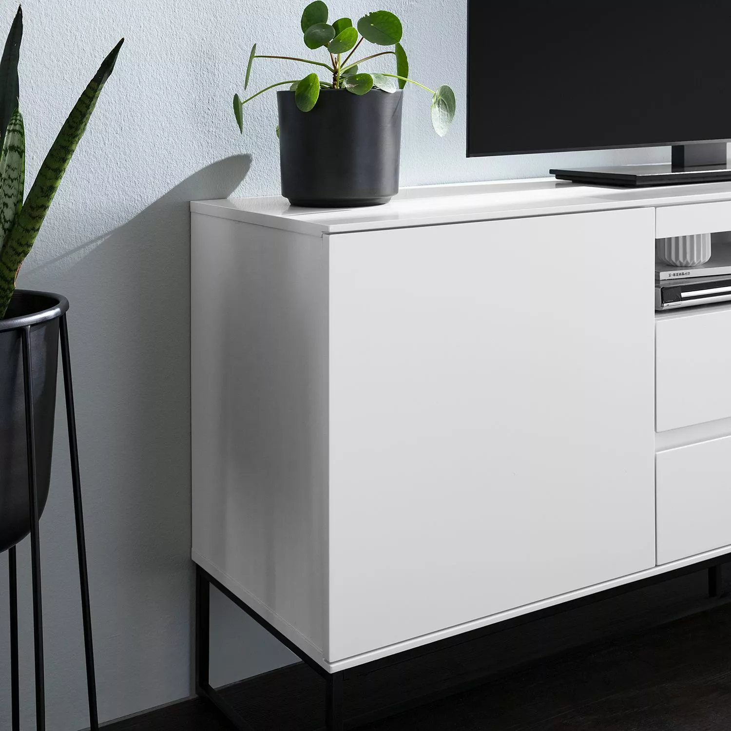 Fredriks TV-Lowboard Zaddy I - Weiß / Schwarz 5 Fredriks TV-Lowboard Zaddy I - Weiß / Schwarz – Bild 3