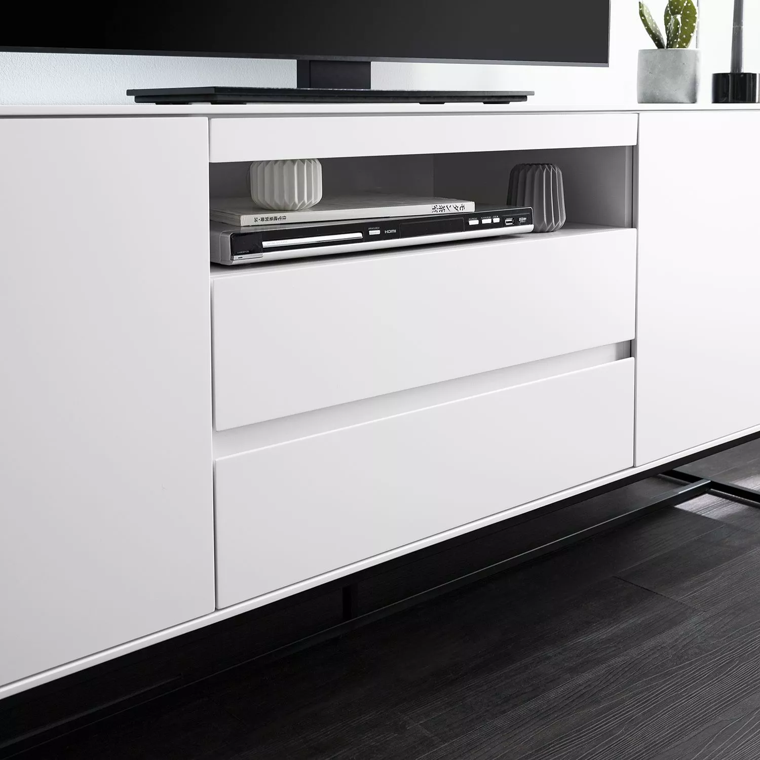 Fredriks TV-Lowboard Zaddy I - Weiß / Schwarz 6 Fredriks TV-Lowboard Zaddy I - Weiß / Schwarz – Bild 4