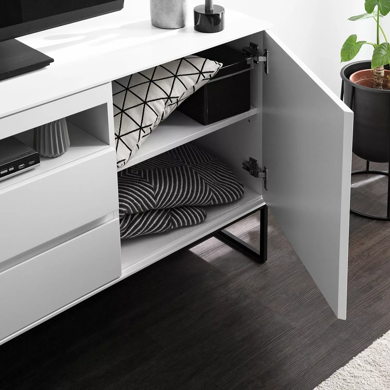 Fredriks TV-Lowboard Zaddy I - Weiß / Schwarz 7 Fredriks TV-Lowboard Zaddy I - Weiß / Schwarz – Bild 5