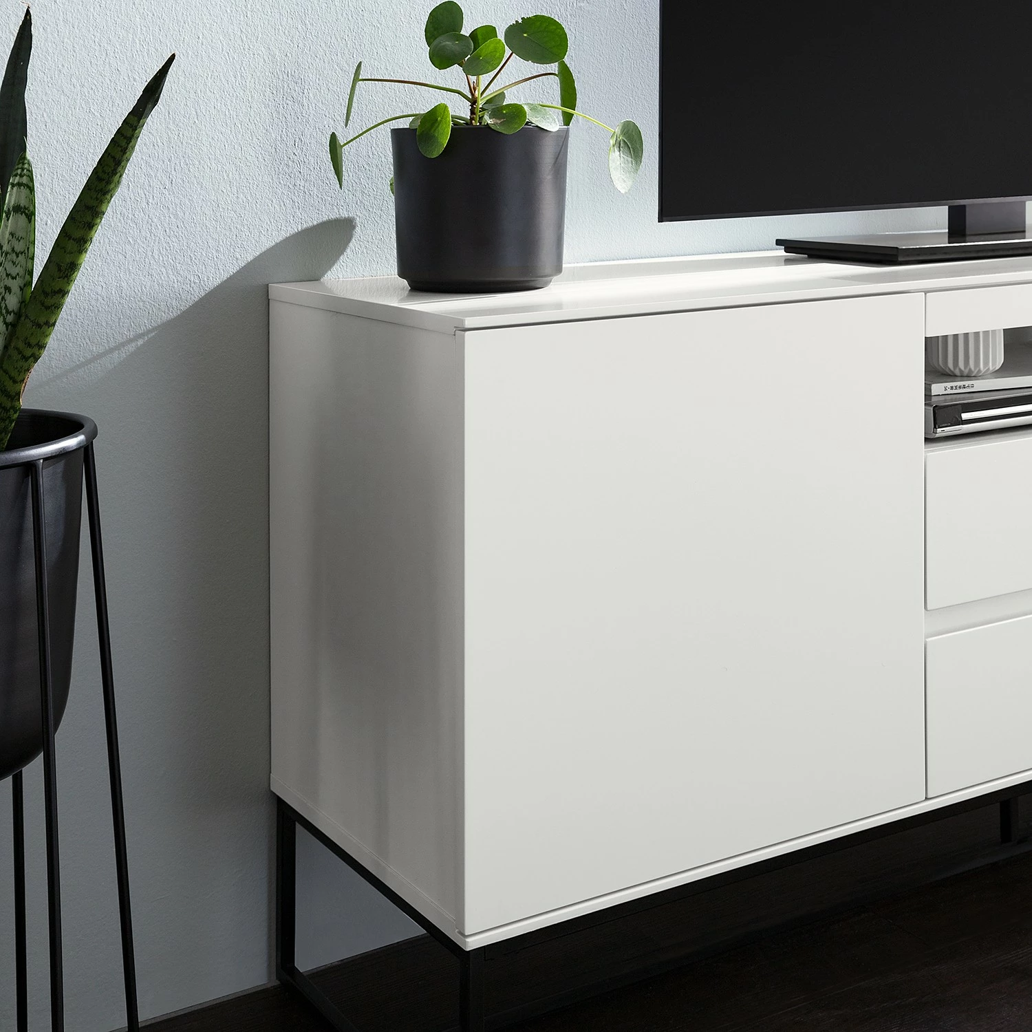 Fredriks TV-Lowboard Zaddy I - Weiß / Schwarz 23 Fredriks TV-Lowboard Zaddy I - Weiß / Schwarz – Bild 21