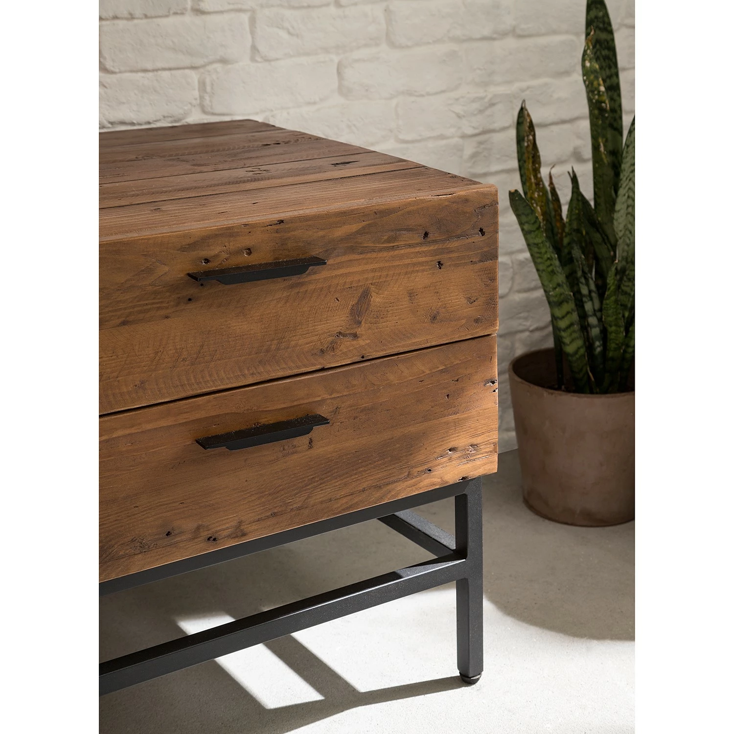 Ars manufacti TV-Lowboard Grasby III - Altholz Pinie / Metall - Pinie Dunkel / Schwarz 11 Ars manufacti TV-Lowboard Grasby III - Altholz Pinie / Metall - Pinie Dunkel / Schwarz – Bild 9