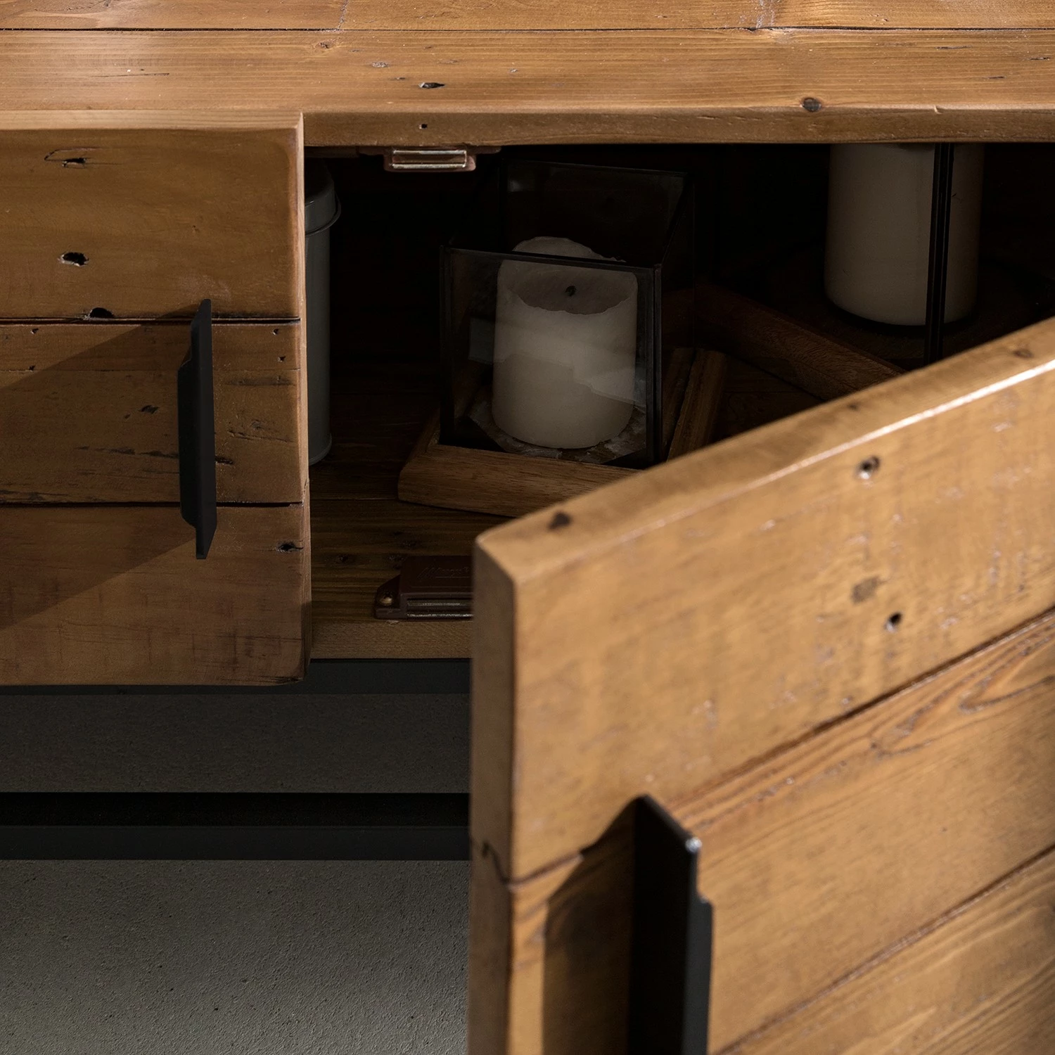 Ars manufacti TV-Lowboard Grasby III - Altholz Pinie / Metall - Pinie Dunkel / Schwarz 10 Ars manufacti TV-Lowboard Grasby III - Altholz Pinie / Metall - Pinie Dunkel / Schwarz – Bild 8