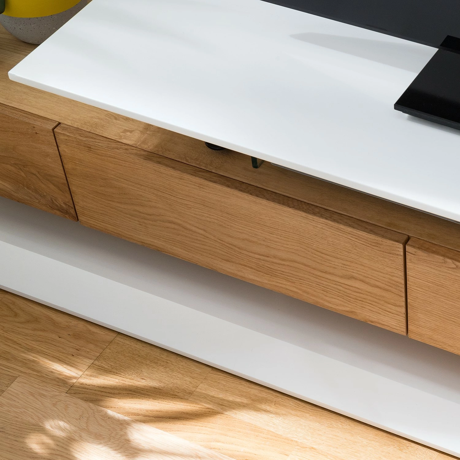 Fredriks TV-Lowboard Hensies - Matt Weiß / Asteiche 12 Fredriks TV-Lowboard Hensies - Matt Weiß / Asteiche – Bild 10