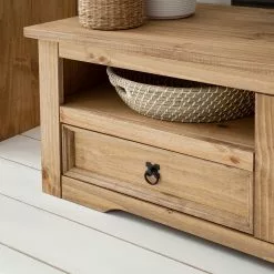 Maison Belfort TV-Lowboard Finca Rustica II - Kiefer massiv - Kiefer Natur 23 Maison Belfort TV-Lowboard Finca Rustica II - Kiefer massiv - Kiefer Natur -Kommoden Verkäufe 2023 1000178035 200511 14244000009 DETAILS P000000001000178035