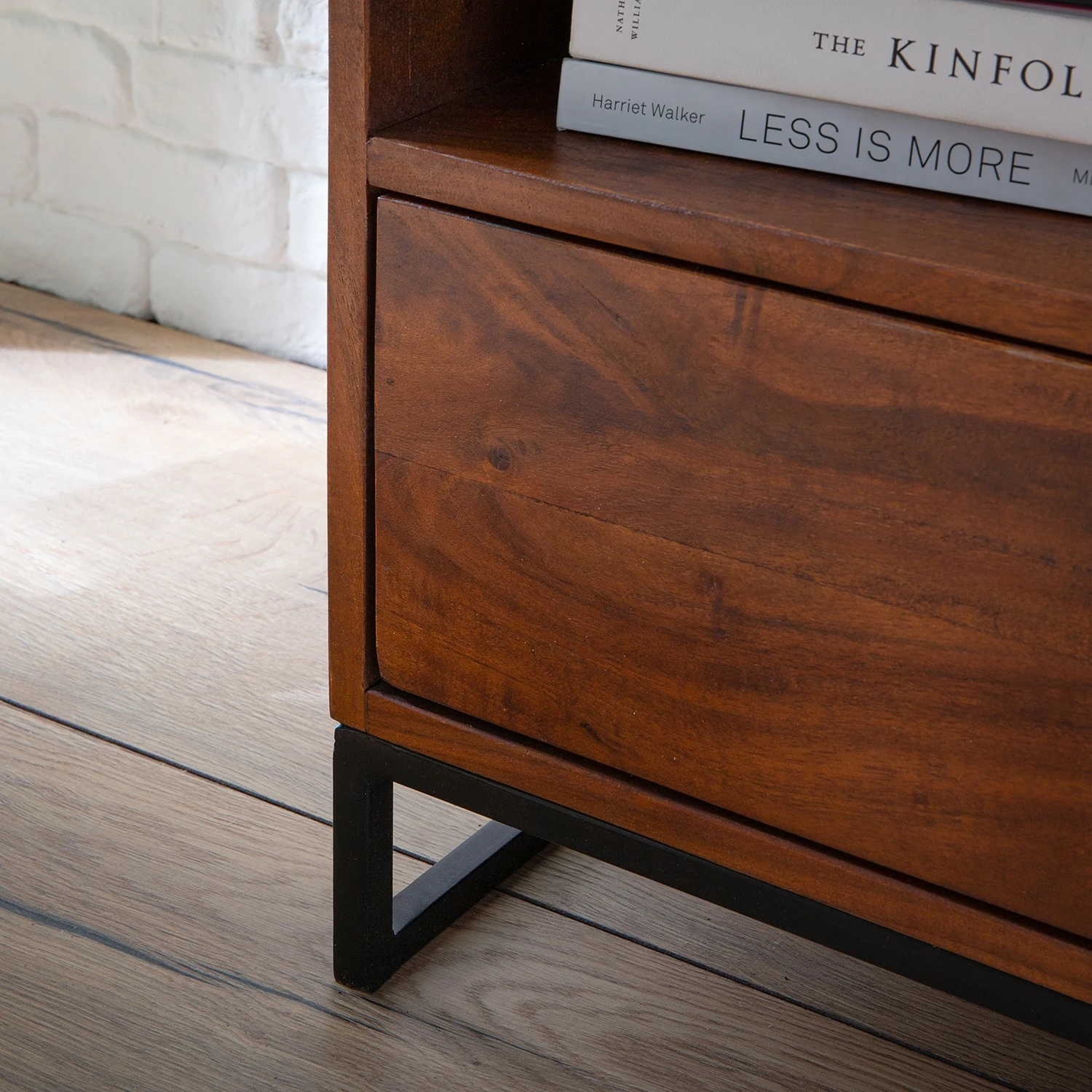 Ars manufacti TV-Lowboard Woodson V - Akazie massiv - Akazie Braun 12 Ars manufacti TV-Lowboard Woodson V - Akazie massiv - Akazie Braun – Bild 10