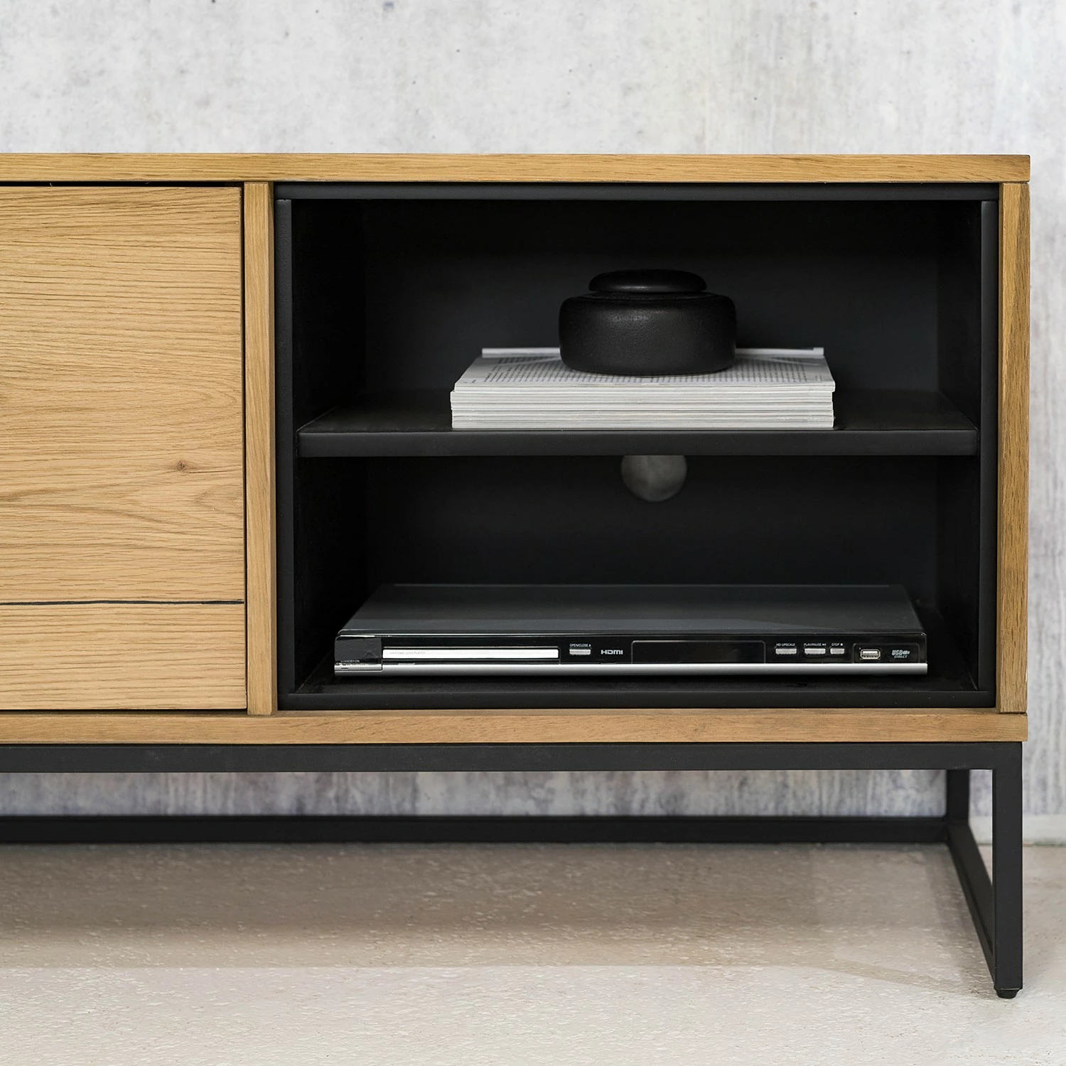 Studio Copenhagen TV-Lowboard Flox II - Echtholzfurnier / Metall - Eiche / Schwarz 15 Studio Copenhagen TV-Lowboard Flox II - Echtholzfurnier / Metall - Eiche / Schwarz – Bild 13