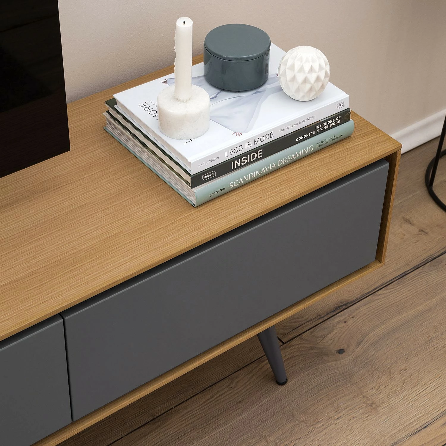 Studio Copenhagen TV-Lowboard Danica - Echtholzfurnier - Matt Dunkelgrau / Esche 10 Studio Copenhagen TV-Lowboard Danica - Echtholzfurnier - Matt Dunkelgrau / Esche – Bild 8