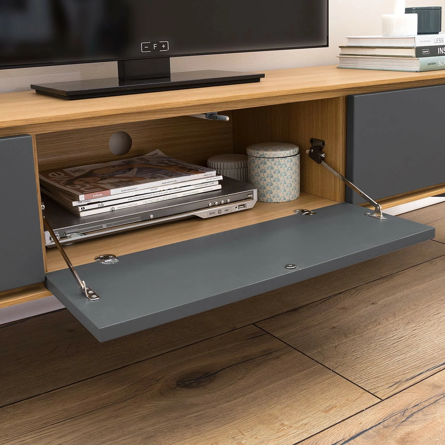 Studio Copenhagen TV-Lowboard Danica - Echtholzfurnier - Matt Dunkelgrau / Esche 11 Studio Copenhagen TV-Lowboard Danica - Echtholzfurnier - Matt Dunkelgrau / Esche – Bild 9