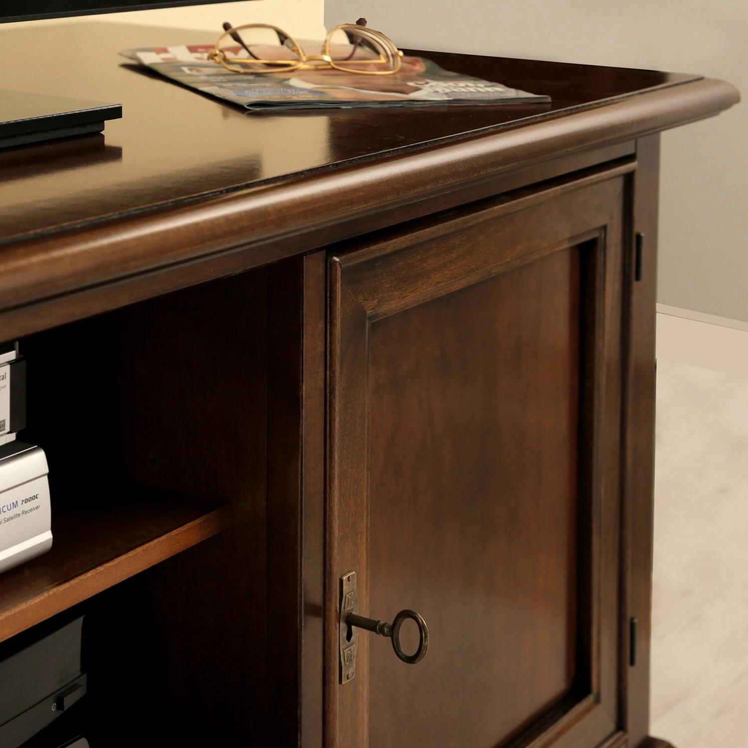 Ridgevalley TV-Lowboard Brieux I - Tulpenbaum teilmassiv - Tulpenbaum Antik 8 Ridgevalley TV-Lowboard Brieux I - Tulpenbaum teilmassiv - Tulpenbaum Antik – Bild 6