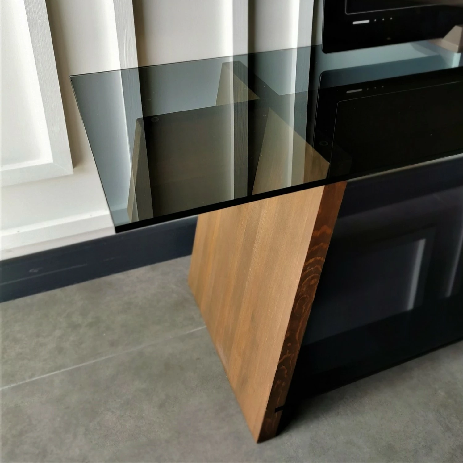 Loftscape TV-Rack Kalisz - Glas / Walnuss massiv - Rauchgrau / Walnuss 11 Loftscape TV-Rack Kalisz - Glas / Walnuss massiv - Rauchgrau / Walnuss – Bild 9