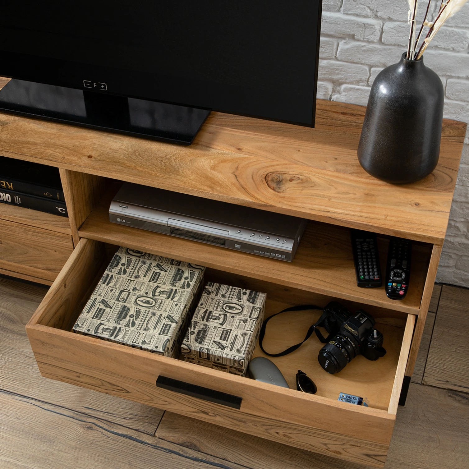 Ars manufacti TV-Lowboard Woodson V - Akazie massiv / Metall - Akazie Hellbraun 15 Ars manufacti TV-Lowboard Woodson V - Akazie massiv / Metall - Akazie Hellbraun – Bild 13