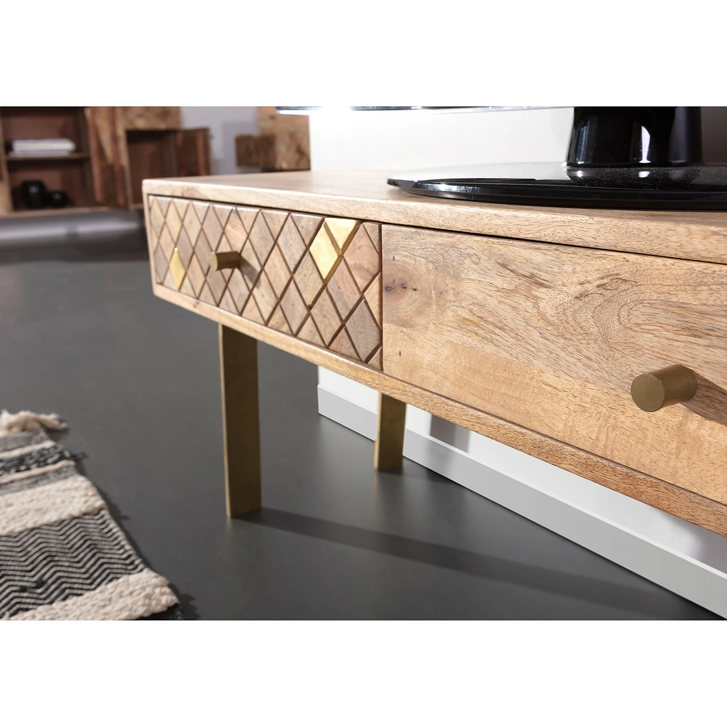 Naturoo TV-Lowboard Yearby - Mango massiv - Mango / Gold 6 Naturoo TV-Lowboard Yearby - Mango massiv - Mango / Gold – Bild 4