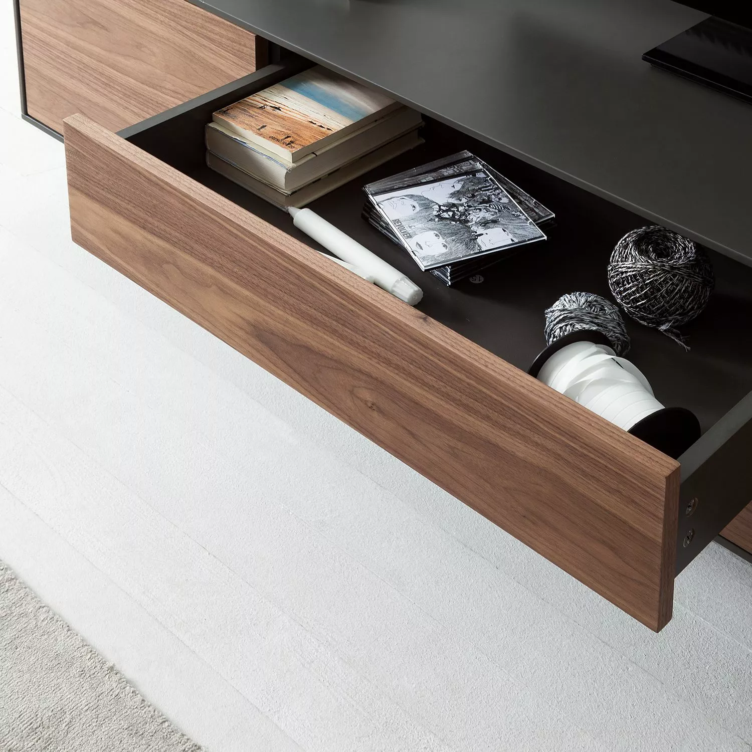 Studio Copenhagen TV-Lowboard Payara - Echtholzfurnier - Walnuss / Anthrazit 10 Studio Copenhagen TV-Lowboard Payara - Echtholzfurnier - Walnuss / Anthrazit – Bild 8